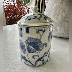 VINTAGE, BLUE & WHITE CHINOISERIE TEA/COFFEE CUP WITH LID.